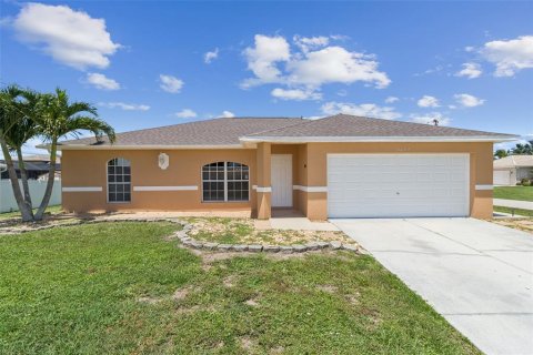 House in Cape Coral, Florida 3 bedrooms, 132.11 sq.m. № 1869829 - photo 3