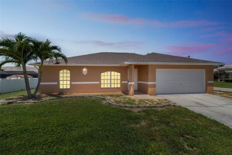 House in Cape Coral, Florida 3 bedrooms, 132.11 sq.m. № 1869829 - photo 1