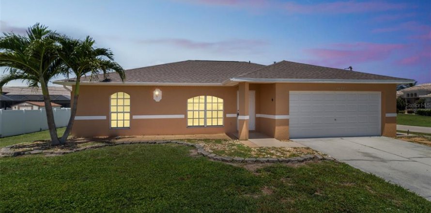 House in Cape Coral, Florida 3 bedrooms, 132.11 sq.m. № 1869829
