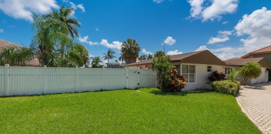 House in Pompano Beach, Florida 3 bedrooms, 196.67 sq.m. № 1058758