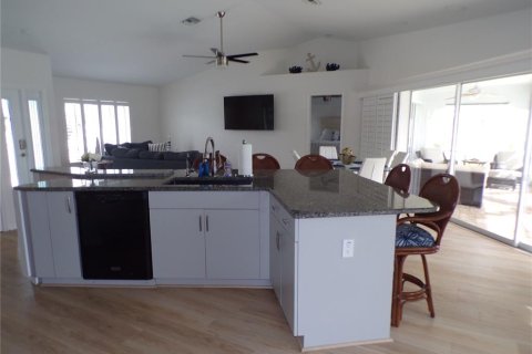 House in Punta Gorda, Florida 5 bedrooms, 242.94 sq.m. № 2239907 - photo 9