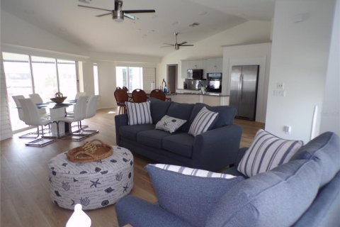House in Punta Gorda, Florida 5 bedrooms, 242.94 sq.m. № 2239907 - photo 5