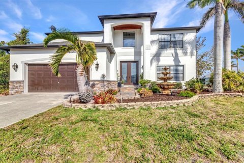 Casa en venta en Port Charlotte, Florida, 4 dormitorios, 264.31 m2 № 1680355 - foto 1