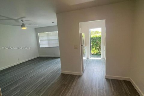 Apartamento en alquiler en Hollywood, Florida, 1 dormitorio № 1991413 - foto 7