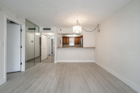Condominio en venta en Sunrise, Florida, 1 dormitorio, 86.68 m2 № 2081855 - foto 5