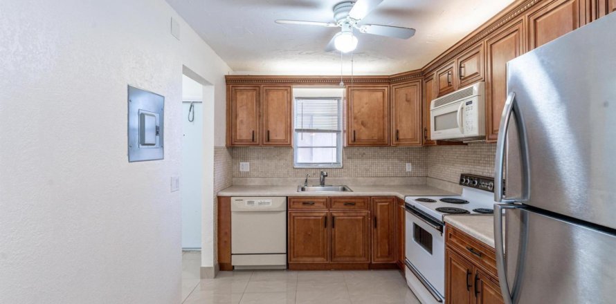 Condominio en Sunrise, Florida, 1 dormitorio № 2081855
