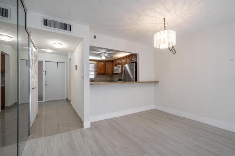 Condominio en venta en Sunrise, Florida, 1 dormitorio, 86.68 m2 № 2081855 - foto 3