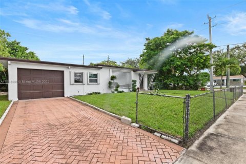 Casa en venta en Hollywood, Florida, 3 dormitorios, 107.3 m2 № 1809703 - foto 2