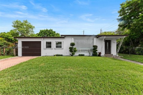 Casa en venta en Hollywood, Florida, 3 dormitorios, 107.3 m2 № 1809703 - foto 1