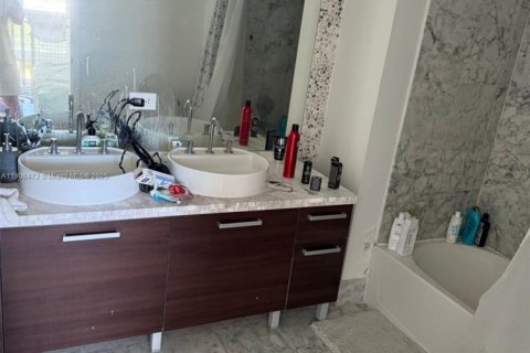 Condo in Miami, Florida, 1 bedroom  № 2082015 - photo 8