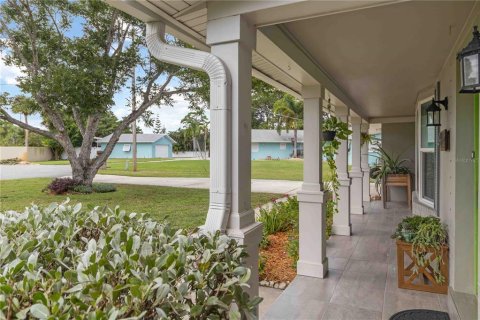 House in Merrit Island, Florida 3 bedrooms, 141.21 sq.m. № 1918273 - photo 4