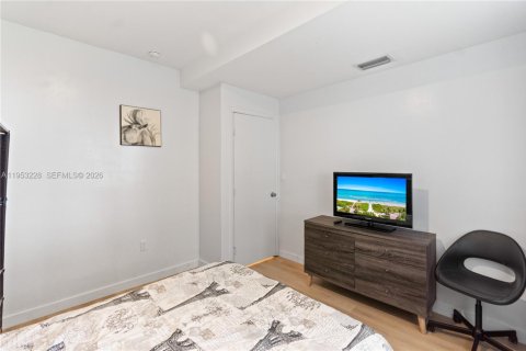 Condo in Miami Beach, Florida, 2 bedrooms  № 2009647 - photo 10