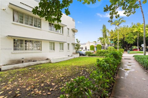 Condo in Miami Beach, Florida, 2 bedrooms  № 2009647 - photo 20