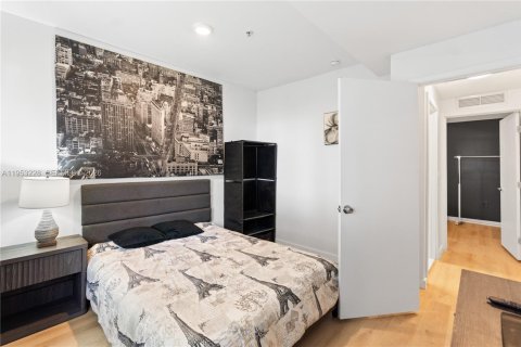 Condo in Miami Beach, Florida, 2 bedrooms  № 2009647 - photo 11