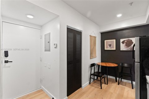 Condo in Miami Beach, Florida, 2 bedrooms  № 2009647 - photo 4