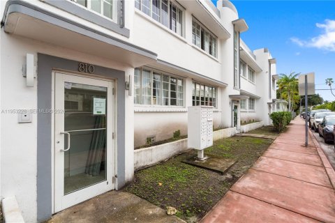 Condo in Miami Beach, Florida, 2 bedrooms  № 2009647 - photo 18