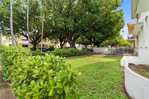 Condo in Miami Beach, Florida, 2 bedrooms  № 2009647 - photo 16