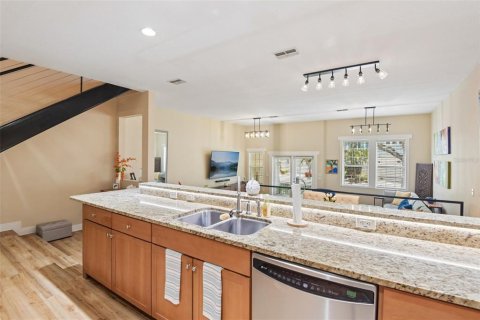 Townhouse in Tarpon Springs, Florida 3 bedrooms, 211.35 sq.m. № 2234495 - photo 12