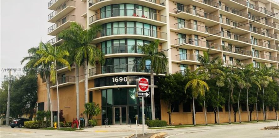 Condo in Miami, Florida, 2 bedrooms № 1891030