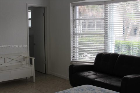 Снять в аренду кондоминиум в Помпано-Бич, Флорида 2 спальни, 82.68м2, № 1986363 - фото 10