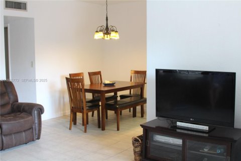 Снять в аренду кондоминиум в Помпано-Бич, Флорида 2 спальни, 82.68м2, № 1986363 - фото 22