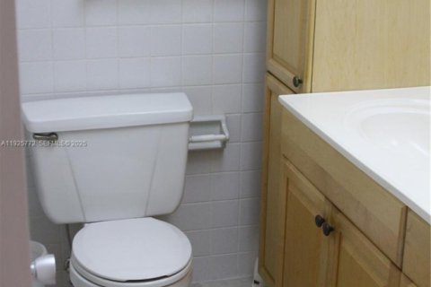 Снять в аренду кондоминиум в Помпано-Бич, Флорида 2 спальни, 82.68м2, № 1986363 - фото 15