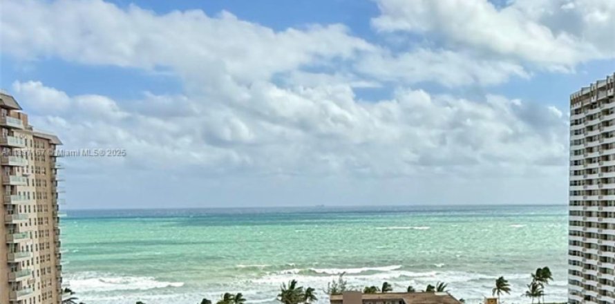 Кондоминиум с 3 спальнями в Халландейл-Бич, Флорида № 2012217