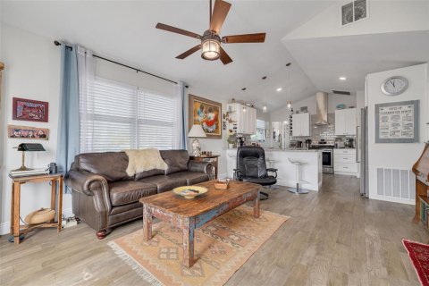 House in Palm Harbor, Florida 3 bedrooms, 131.55 sq.m. № 1618692 - photo 7
