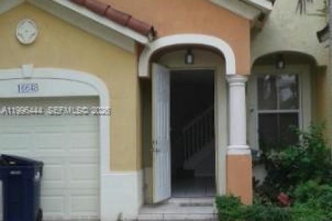 Adosado en Miami, Florida 3 dormitorios, 164.44 m2 № 2058523