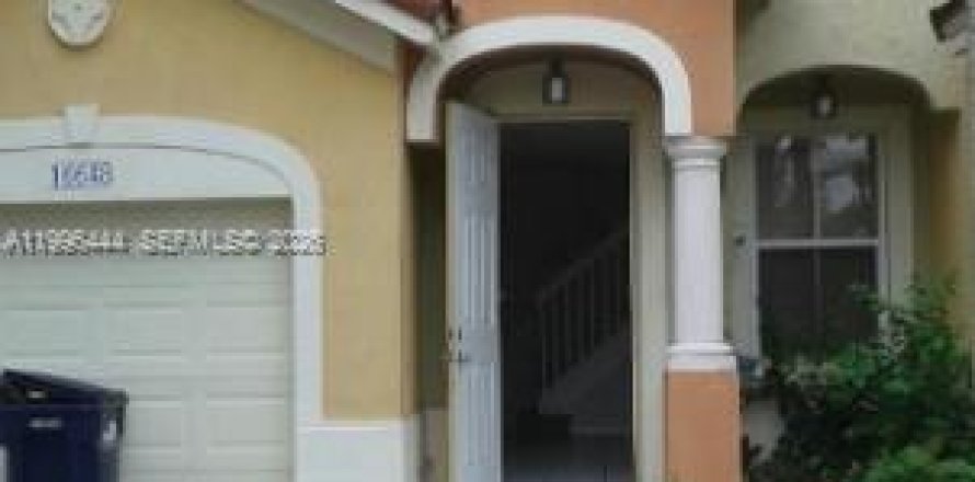 Adosado en Miami, Florida 3 dormitorios, 164.44 m2 № 2058523