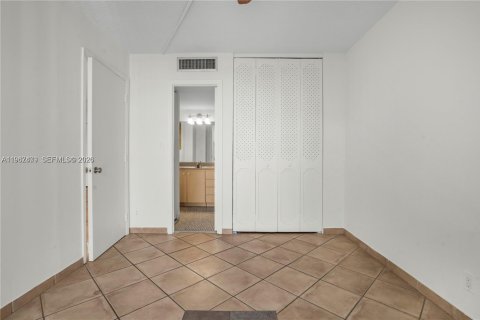 Condo in Aventura, Florida, 2 bedrooms № 2028669 - photo 25