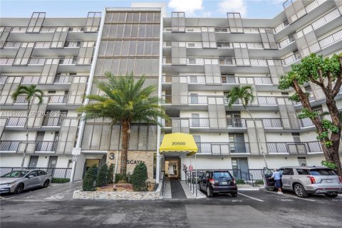 Condo in Aventura, Florida, 2 bedrooms № 2028669 - photo 2