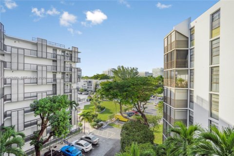 Condo in Aventura, Florida, 2 bedrooms № 2028669 - photo 30