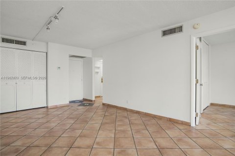 Condo in Aventura, Florida, 2 bedrooms № 2028669 - photo 12