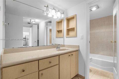 Condo in Aventura, Florida, 2 bedrooms № 2028669 - photo 15