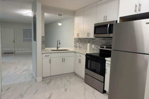 Touwnhouse à louer à Pembroke Pines, Floride: 2 chambres, 90.12 m2 № 1889800 - photo 12