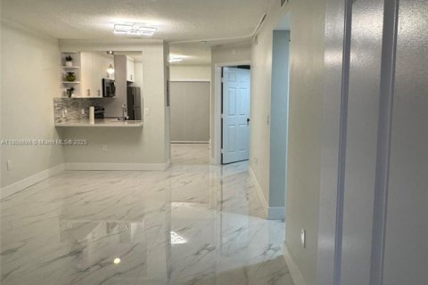 Touwnhouse à louer à Pembroke Pines, Floride: 2 chambres, 90.12 m2 № 1889800 - photo 2