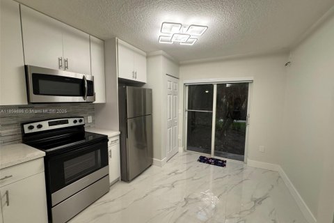 Touwnhouse à louer à Pembroke Pines, Floride: 2 chambres, 90.12 m2 № 1889800 - photo 27
