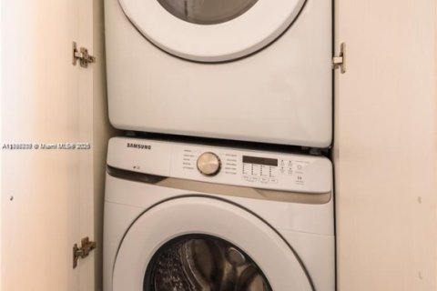 Apartment in Miami, Florida 2 bedrooms, 214.79 sq.m. № 1945211 - photo 16