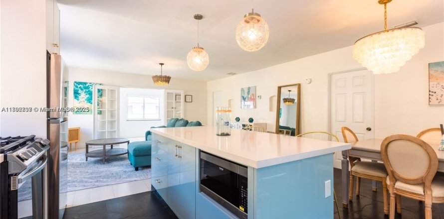 Apartment in Miami, Florida 2 bedrooms, 214.79 sq.m. № 1945211