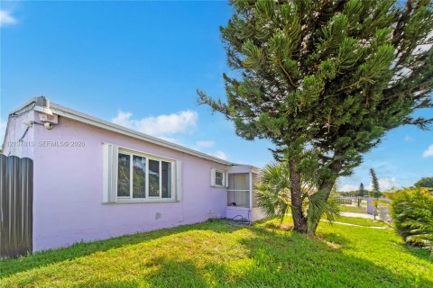Купить виллу или дом в Майами-Гарденс, Флорида 5 спален, 228.08м2, № 2419417 - фото 2