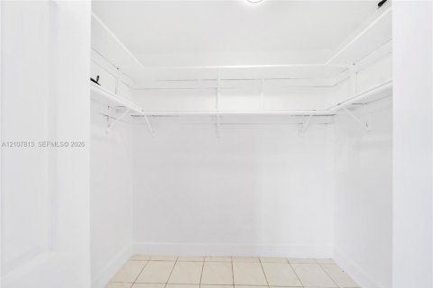 Купить виллу или дом в Майами-Гарденс, Флорида 5 спален, 228.08м2, № 2419417 - фото 19