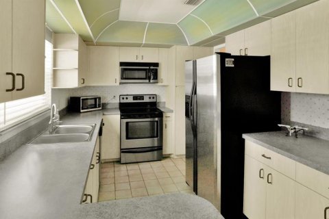 House in Saint Petersburg, Florida 3 bedrooms, 144.56 sq.m. № 1624936 - photo 17