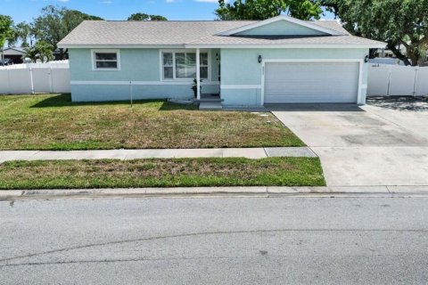 House in Saint Petersburg, Florida 3 bedrooms, 144.56 sq.m. № 1624936 - photo 1