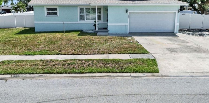 House in Saint Petersburg, Florida 3 bedrooms, 144.56 sq.m. № 1624936
