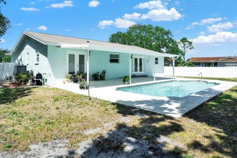 House in Saint Petersburg, Florida 3 bedrooms, 144.56 sq.m. № 1624936 - photo 5