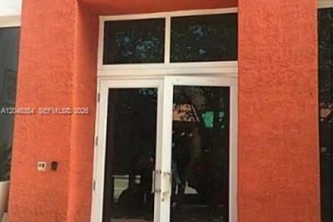 Condo in Miami, Florida, 1 bedroom № 2186356 - photo 2