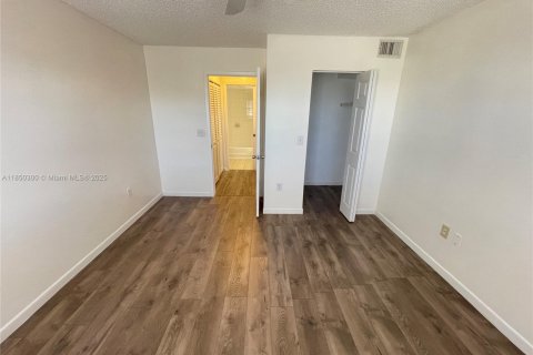 Condo in West Palm Beach, Florida, 2 bedrooms  № 1857236 - photo 10