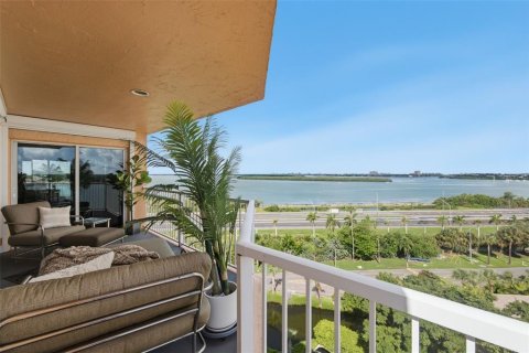 Condo in Saint Petersburg, Florida, 2 bedrooms  № 2393660 - photo 19