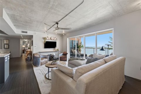 Condo in Saint Petersburg, Florida, 2 bedrooms  № 2393660 - photo 24
